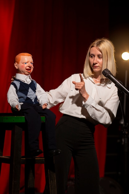 Vue de face femme étant ventriloque