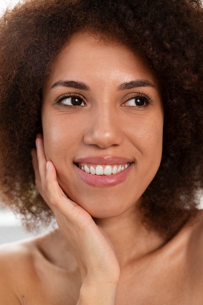 Vue de face femme ethnique posant à l'intérieur