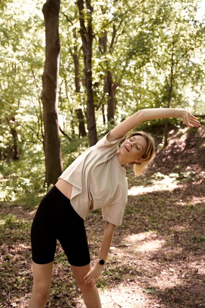 Vue de face femme étirant son corps