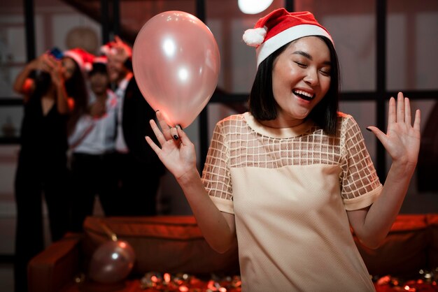 Vue de face femme être heureux à la fête du nouvel an