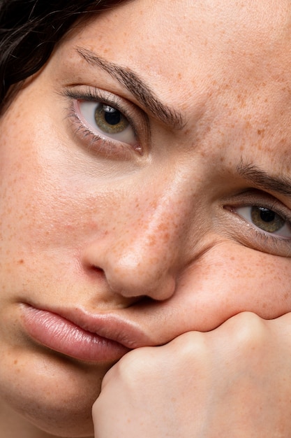 Vue de face femme exprimant sa tristesse