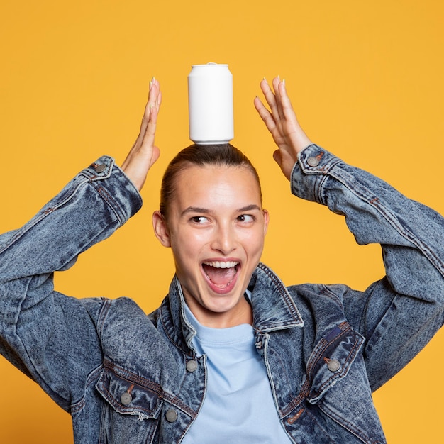 Vue de face de la femme extatique avec canette de soda