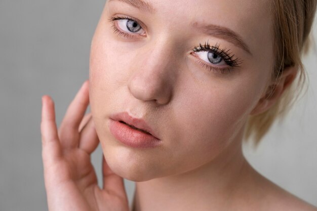 Vue de face femme avec extension de cils