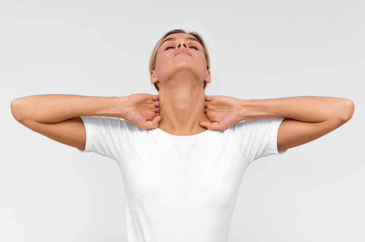 Photo gratuit vue de face de la femme faisant des exercices de physiothérapie pour le cou