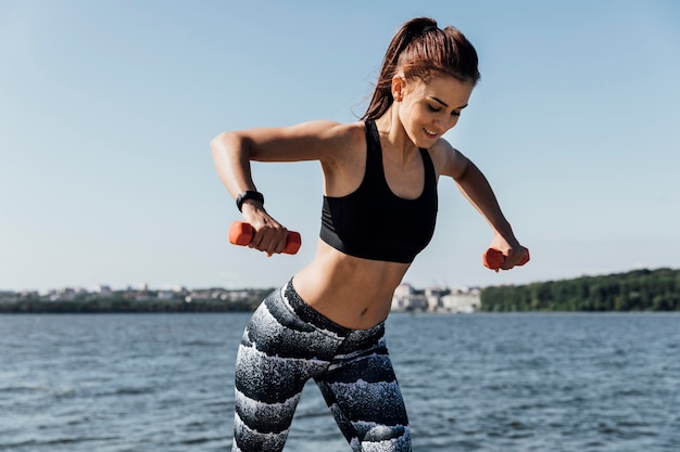 Vue de face d'une femme faisant de la musculation