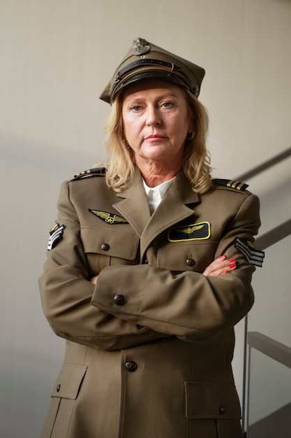 Vue de face femme générale en uniforme