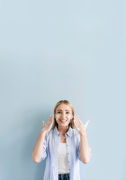 Photo gratuite vue de face de femme heureuse se laver les mains et le visage