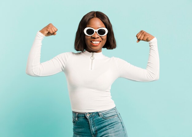 Vue de face femme heureuse en studio