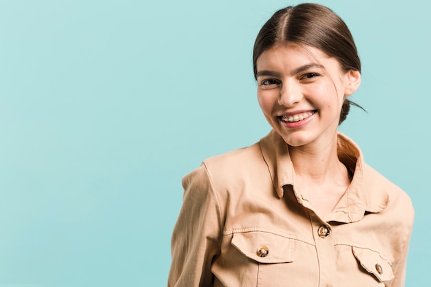 Vue de face femme heureuse en studio