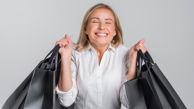 Vue de face de la femme heureuse de la virée shopping qu'elle a continué