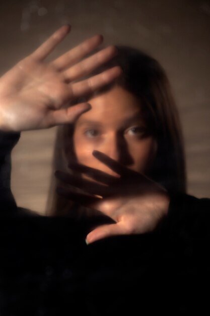 Vue de face femme inconnue qui pose en studio