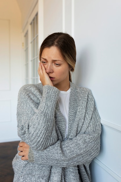 Vue de face femme inquiète à l'intérieur