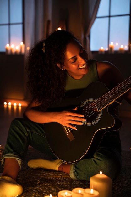 Vue de face femme jouant de la guitare