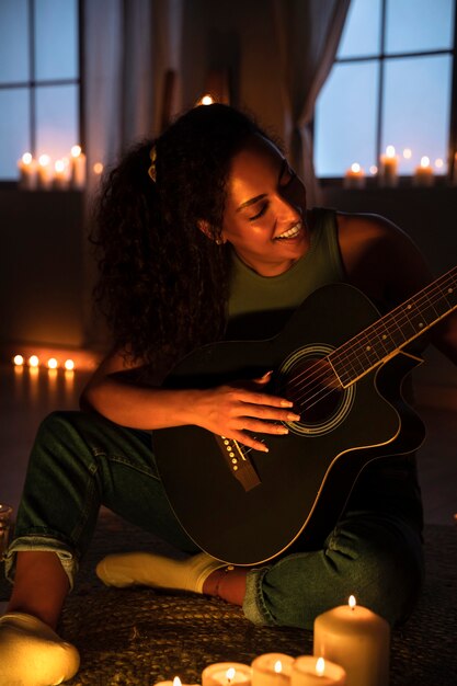 Vue de face femme jouant de la guitare