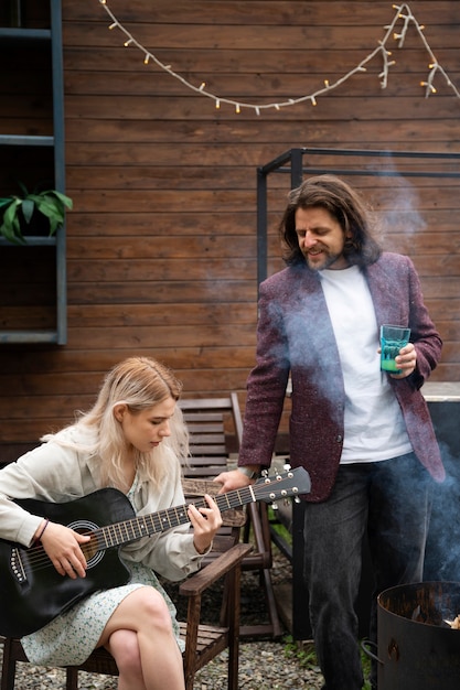 Vue de face femme jouant de la guitare