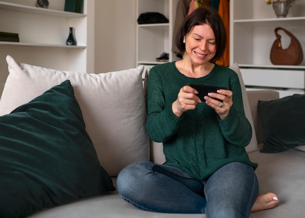 Photo gratuite vue de face femme jouant avec son téléphone