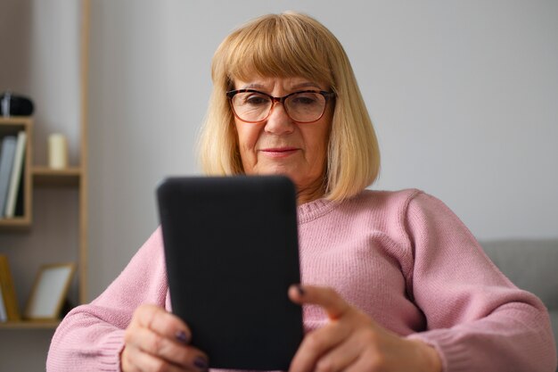 Vue de face femme avec lecteur ebook