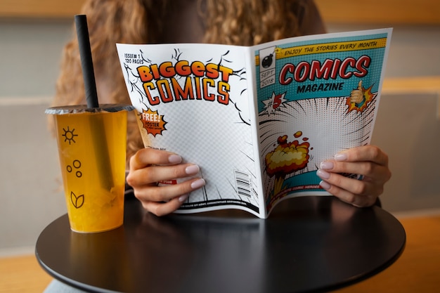 Vue de face femme lisant des bandes dessinées