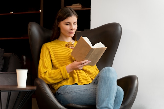 Vue de face femme lisant un livre