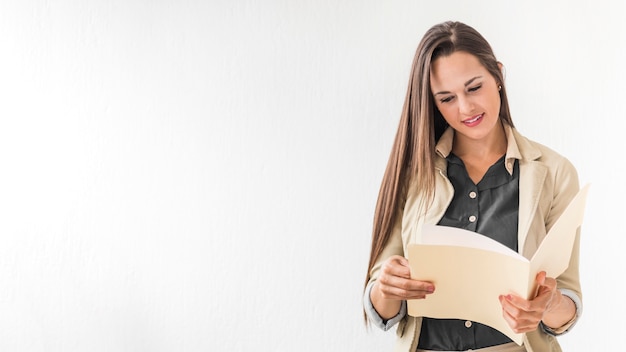 Vue de face femme lisant des notes avec espace de copie