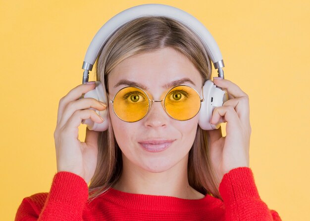 Vue de face, femme, lunettes jaunes