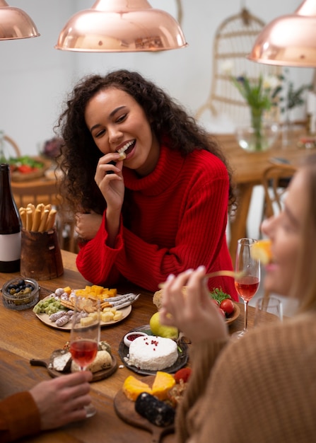 Photo gratuite vue de face femme mangeant du fromage frais