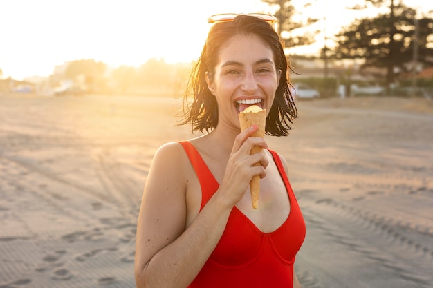 Vue De Face Femme Mangeant De La Glace