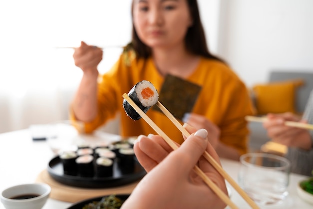 Photo gratuite vue de face femme mangeant à la maison