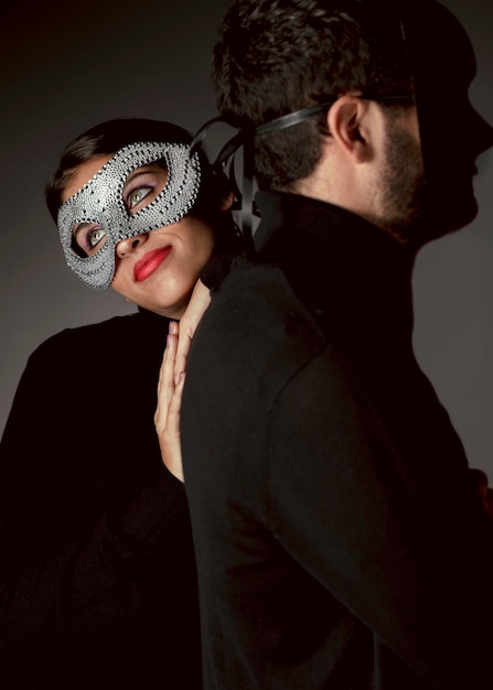 Vue de face de la femme avec un masque de carnaval élégant