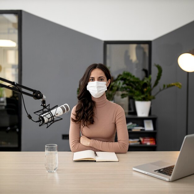 Vue de face de la femme avec un masque médical à la radio