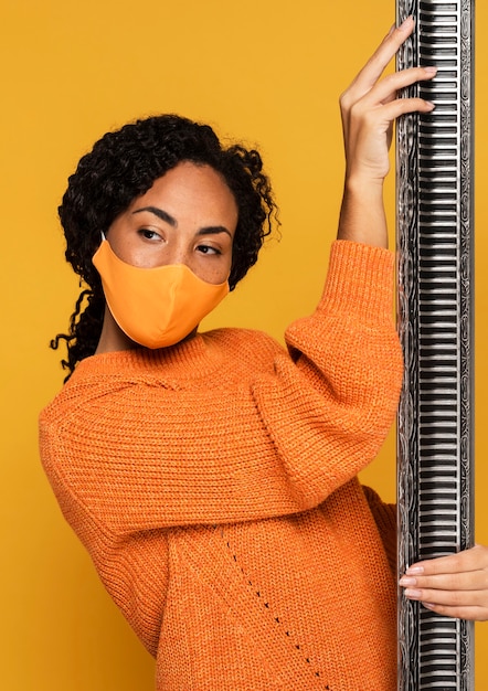 Photo gratuite vue de face de la femme avec masque posant avec cadre