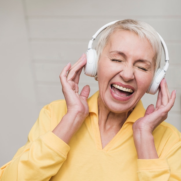 Vue de face femme mature, écouter de la musique