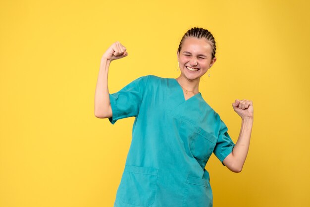 Vue de face femme médecin en chemise médicale, couleur du virus covid-19 hôpital infirmière