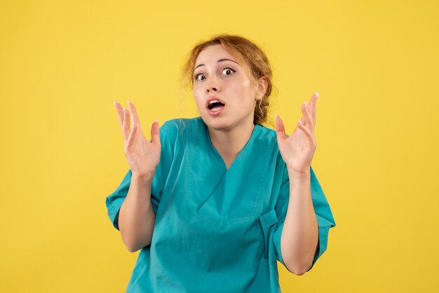 Vue de face femme médecin en chemise médicale, couleur infirmière infirmière covid infirmier santé