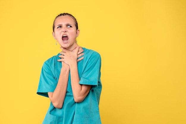 Vue de face femme médecin en chemise médicale, émotion infirmière couleur virus de la santé covid-19