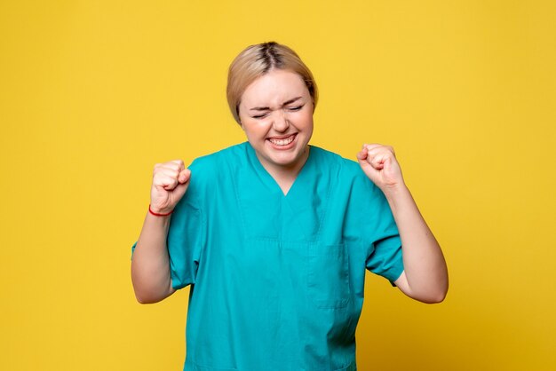 Vue de face femme médecin en chemise médicale, émotion infirmière medic covid