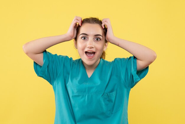 Vue de face femme médecin en chemise médicale, émotion de virus d'hôpital d'infirmière de santé uniforme