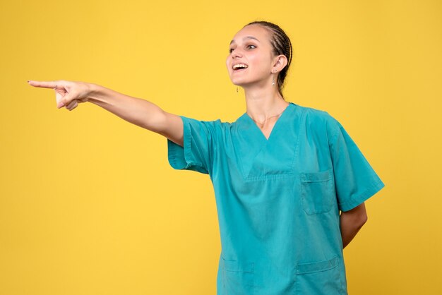Vue de face femme médecin en chemise médicale, hôpital de couleur covid de l'émotion de la santé médicale