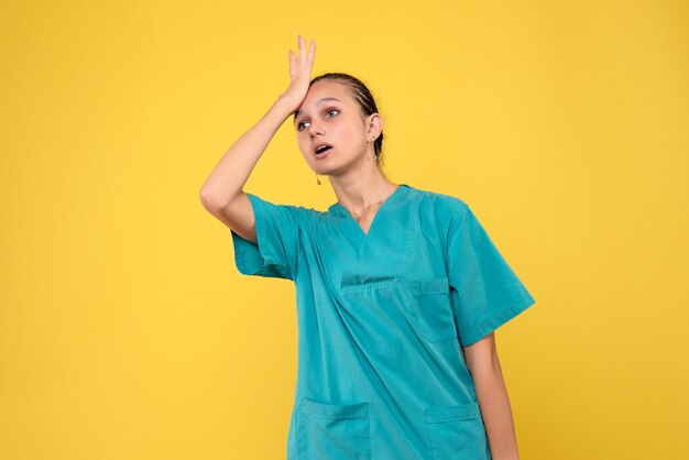 Vue de face femme médecin en chemise médicale, hôpital de couleur virus covid-19 émotion santé