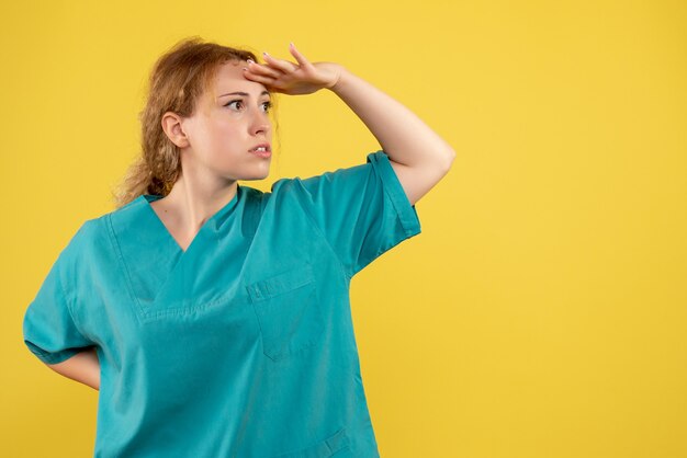 Vue de face femme médecin en chemise médicale, infirmière de l'hôpital couleur covid-19 médecin de la santé