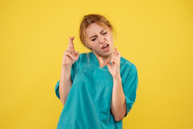 Vue de face femme médecin en chemise médicale, infirmière de l'hôpital couleurs covid-19 infirmière
