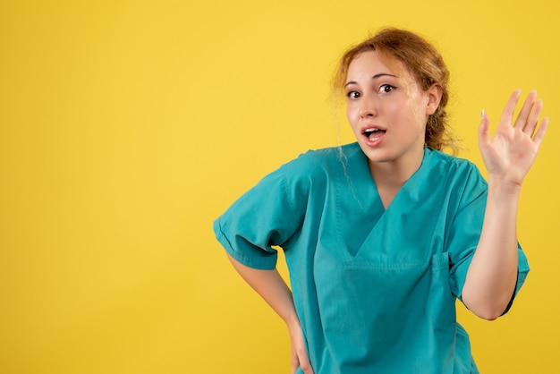 Vue de face femme médecin en chemise médicale, infirmière infirmière médicale couleur covid-19