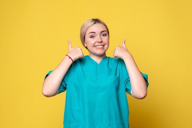 Vue de face femme médecin en chemise médicale, infirmière infirmière pandémie d'émotion covid