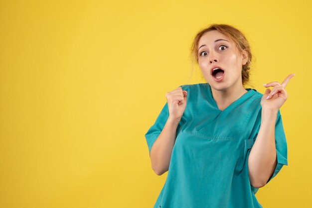 Vue de face femme médecin en chemise médicale, infirmière medic covid-19 émotions santé couleur