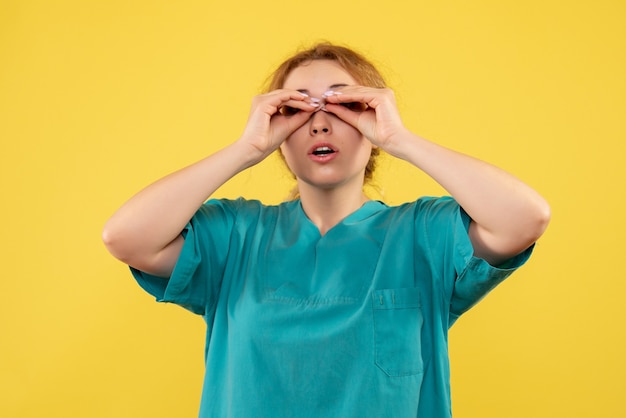 Vue de face femme médecin en chemise médicale, infirmière médicale couleur covid-19 santé