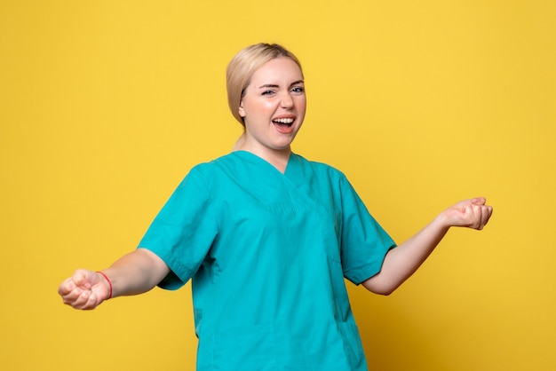 Vue de face femme médecin en chemise médicale, infirmière médicale hospital covid-19 émotion