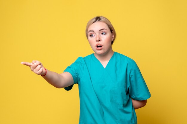 Vue de face femme médecin en chemise médicale, infirmière pandémique émotion infirmière