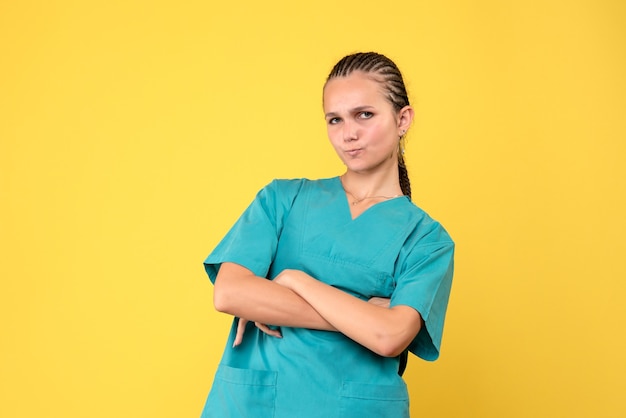 Vue de face femme médecin en chemise médicale, infirmière virus covid-19 couleur santé hôpital