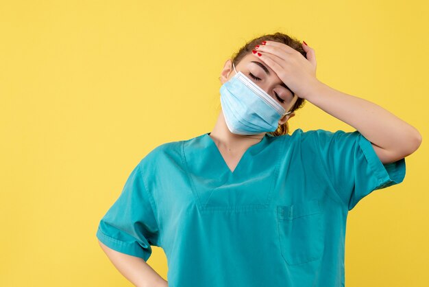 Vue de face femme médecin en chemise médicale et masque, coronavirus uniforme du virus de la couleur de la santé Covid-19