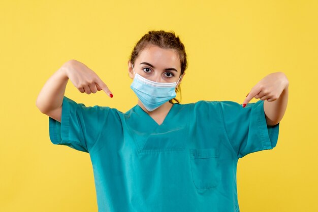 Vue de face femme médecin en chemise médicale et masque, coronavirus uniforme du virus pandémique de la santé Covid-19